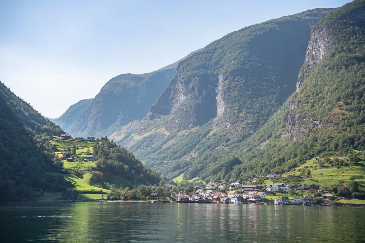 Undredal sett fra fjorden med de bratte fjellene bak