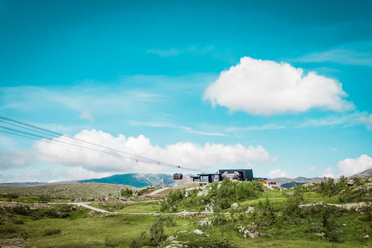 芙丝的贡多拉山峰车站外,一个贡多拉吊舱悬挂在缆绳上