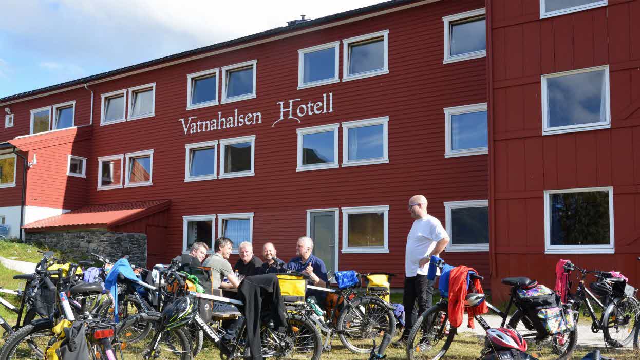 Sykler og syklister har pause utenfor Vatnahalsen hotell
