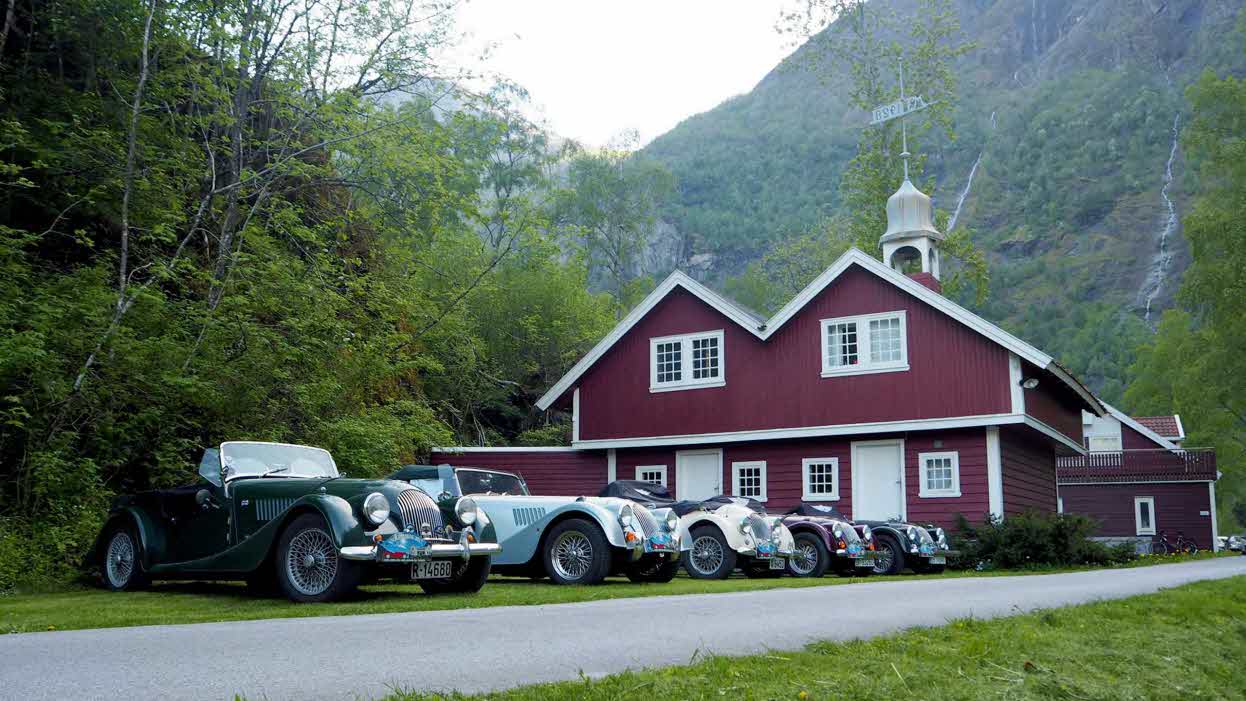 Veteranbiler parkert utenfor det gamle stabburet i Flåm