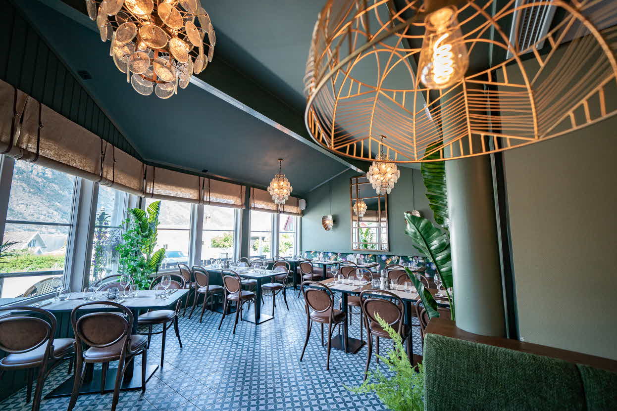 Restauranten i vinterhagen på Hotel Aurlandsfjord med moderne lysekroner i front