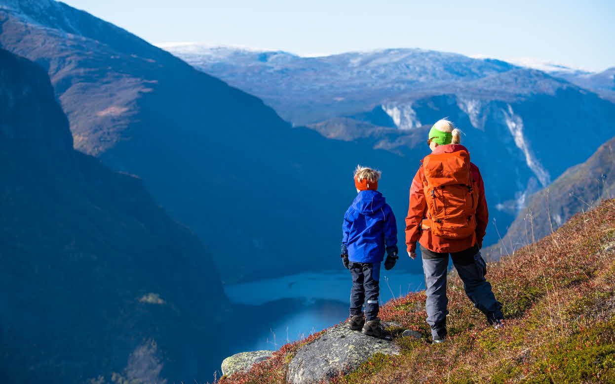 En gutt og en kvinne ser ned på Aurlandsfjorden på tur opp til Prest