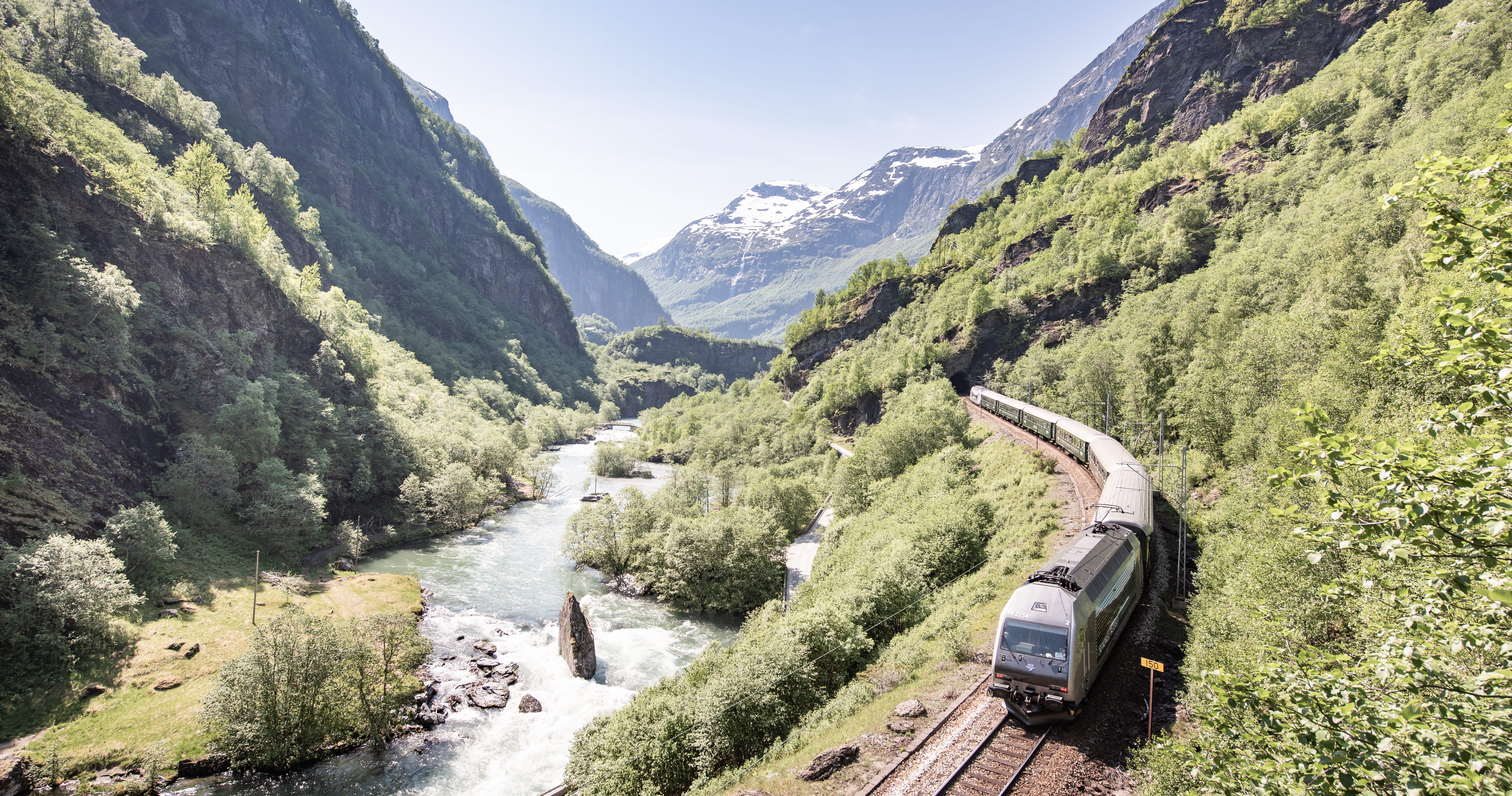 El ferrocarril de Flåm junto al río, en el valle de Flåmsdalen un bonito día de verano
