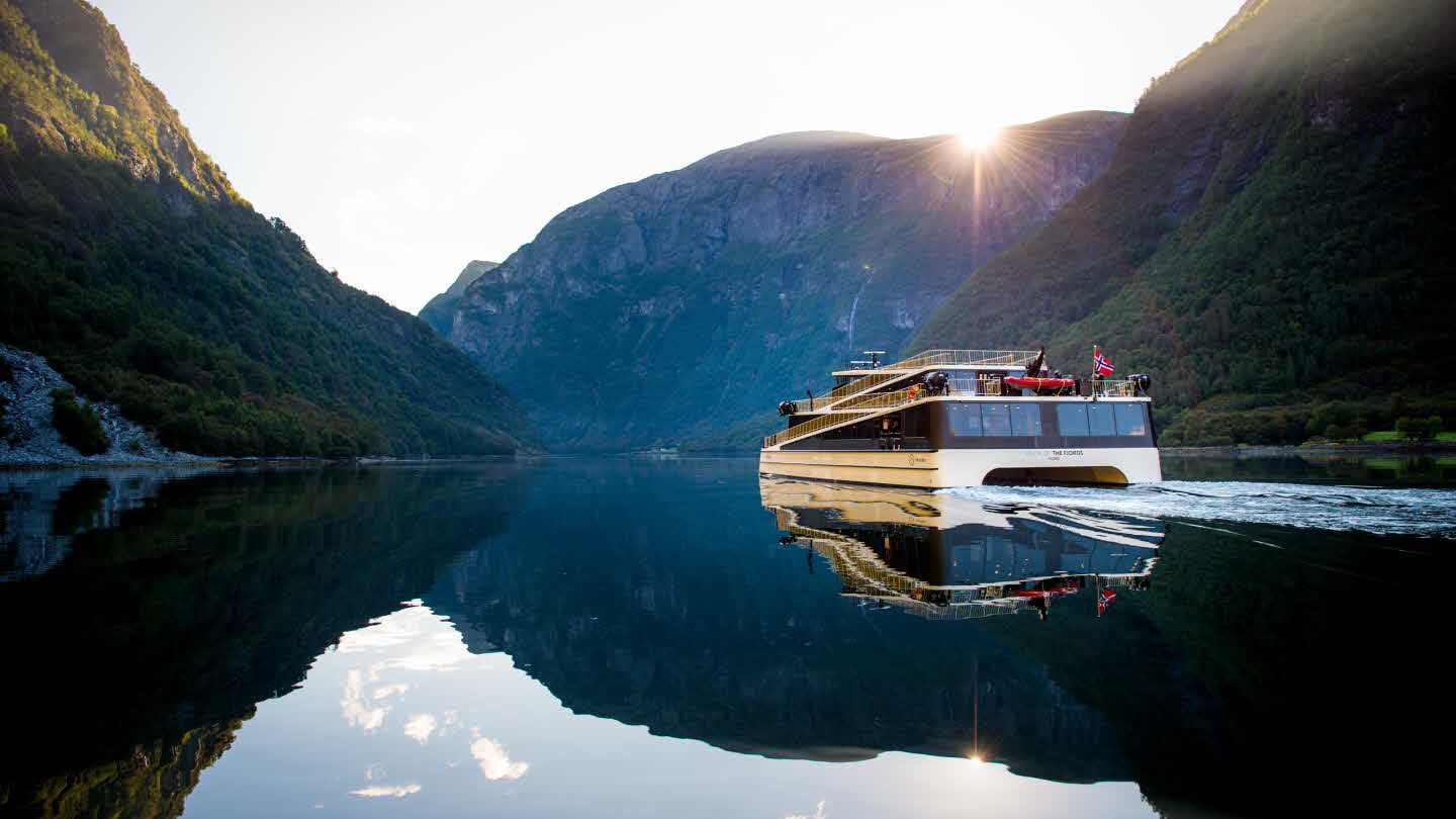 Hybridfartøyet Vision of The Fjords på Nærøyfjorden